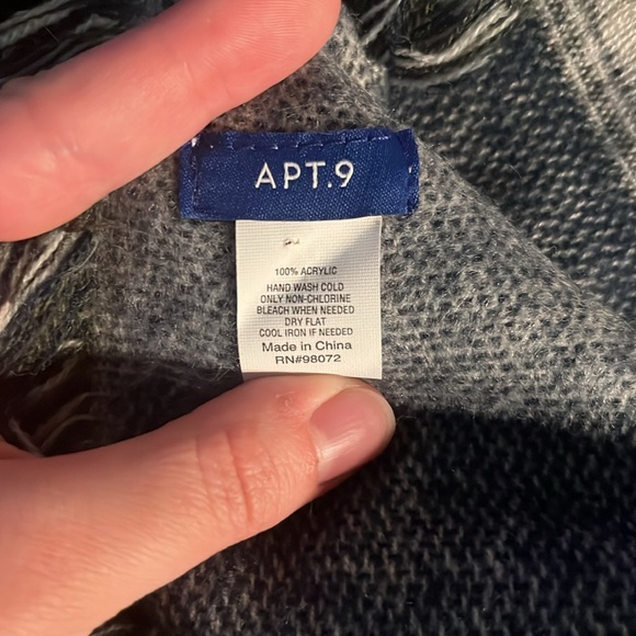 Plaid Blanket Scarf - Picture 4 of 4